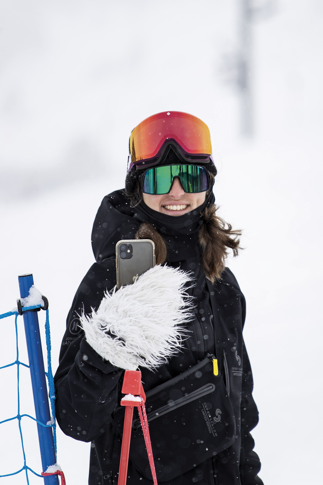 fille au travail dans la montagne