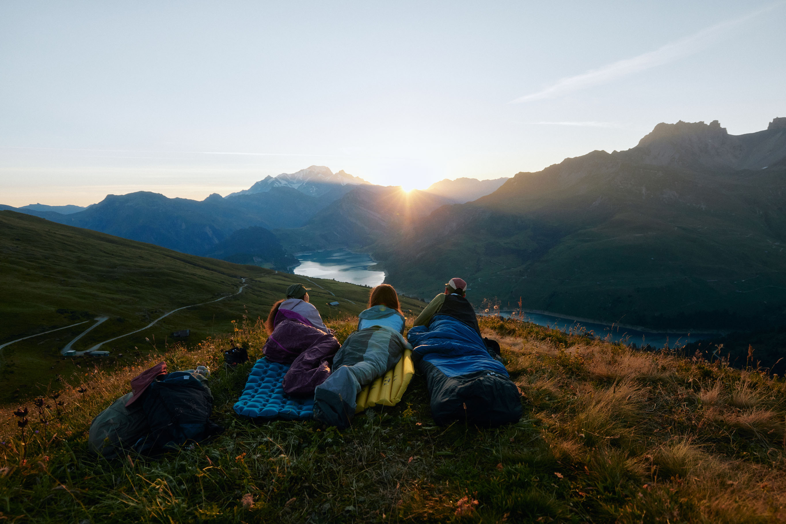 3 personnes se réveillant au lever du soleil dans le beaufortain en montagne