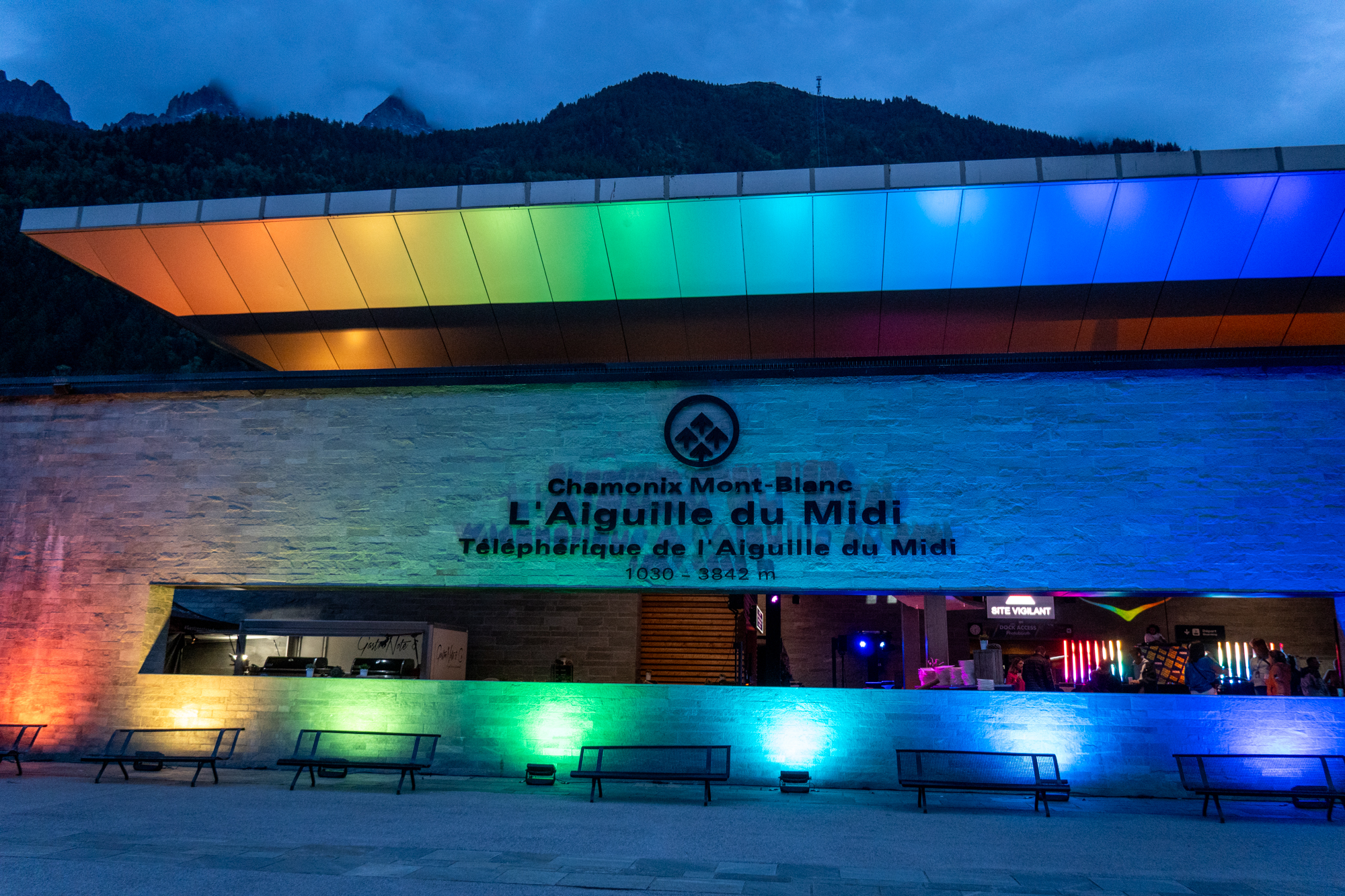 façade de l'aiguille du midi a la hoka station party feel experience